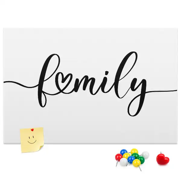 Korková nástěnka s nápisem Family