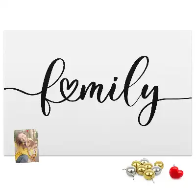 Korková nástěnka s nápisem Family