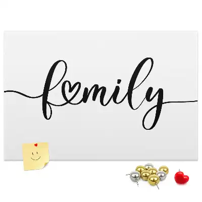 Korková nástěnka s nápisem Family
