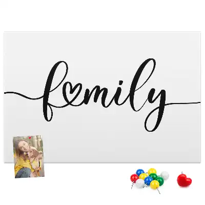 Korková nástěnka s nápisem Family