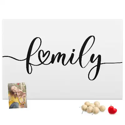 Korková nástěnka s nápisem Family