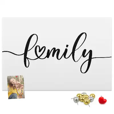 Korková nástěnka s nápisem Family
