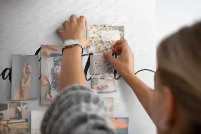 Korková nástěnka s nápisem Dobrodružství