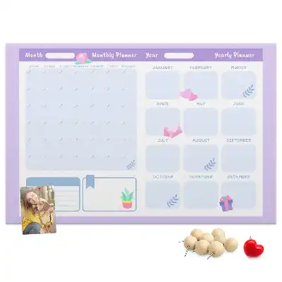 Růžový roční plánovač na nástěnku do dětského pokoje