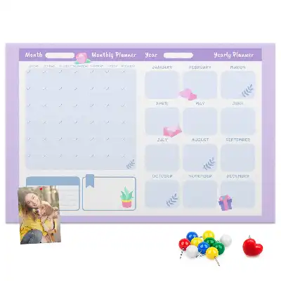 Růžový roční plánovač na nástěnku do dětského pokoje