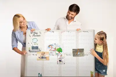 Korková nástěnná tabule s týdenním kalendářem