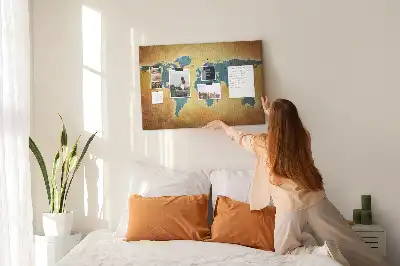 Korková nástěnka s motivem retro mapy světa