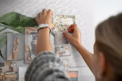 Korková nástěnka s motivem abstraktních listů