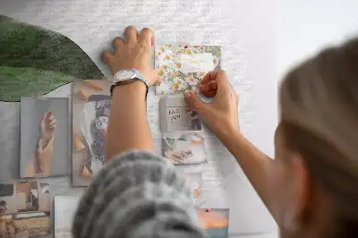 Korková nástěnka s motivem abstraktních listů