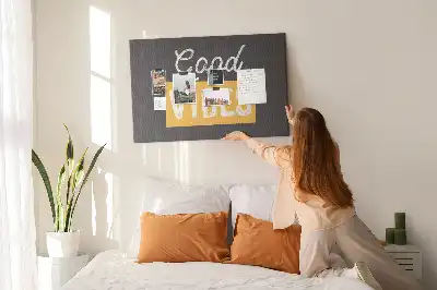 Korková nástěnka s motivačním citátem