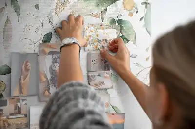 Korková nástěnka s motivem listů a přírody