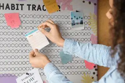 Korková nástěnná tabule pro sledování návyků