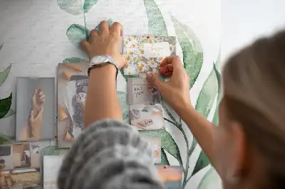 Korková nástěnka s motivem akvarelových listů