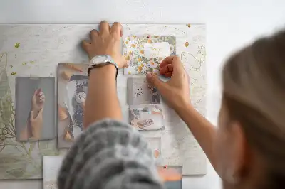 Korková nástěnka se zlatou lineární grafikou