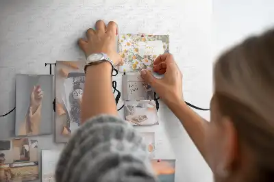 Korková tabule s nápisem vzpomínky