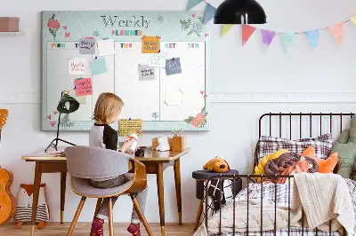 Korková nástěnka s týdenním plánovačem úkolů pro domácnost
