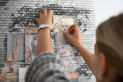 Korková nástěnka s motivem cihelné zdi a mapy světa