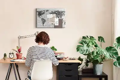 Korková nástěnka s motivem cihelné zdi a mapy světa
