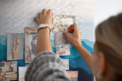 Korková nástěnka s motivem hor v akvarelovém stylu