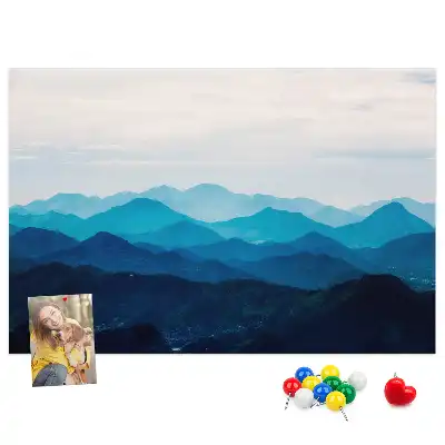 Korková nástěnka s motivem hor v akvarelovém stylu