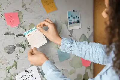 Nástěnná korková tabule s rostlinným motivem