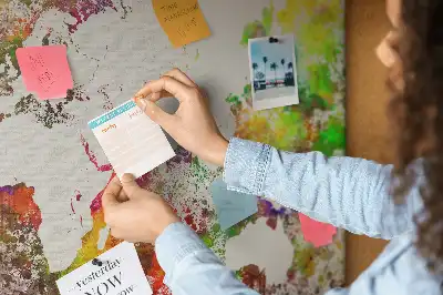 Korková nástěnka s motivem rozmazaných vodních kontinentů