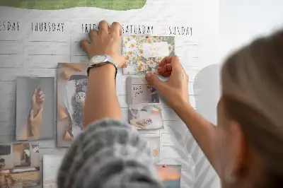 Korková nástěnka se sedmidenním rozpisem úkolů