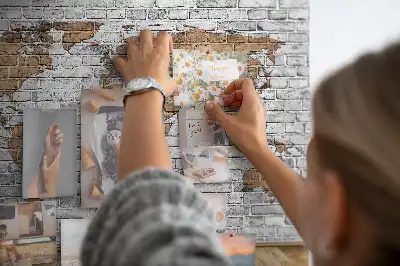 Korková nástěnka ve tvaru mapy světa s motivem cihel