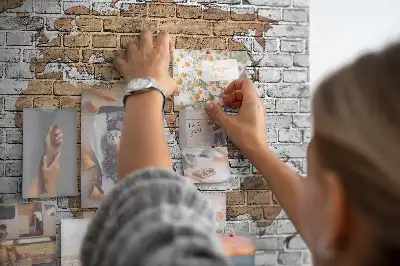 Korková nástěnka ve tvaru mapy světa s motivem cihel