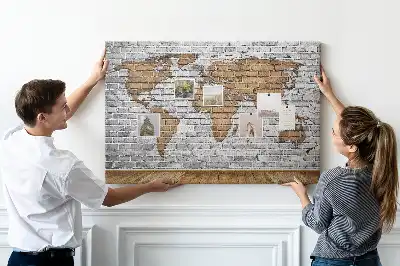 Korková nástěnka ve tvaru mapy světa s motivem cihel