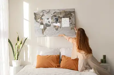 Korková nástěnka s motivem archivní mapy světa