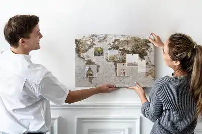 Korková nástěnka s motivem archivní mapy světa