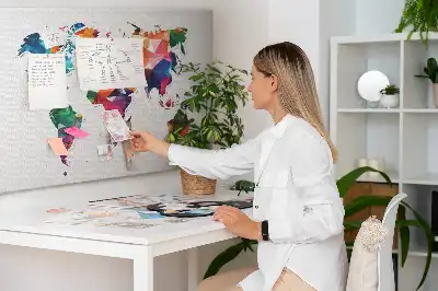 Korková nástěnka Mapa světa s motivem trojúhelníků