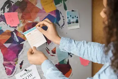 Korková nástěnka Mapa světa s motivem trojúhelníků