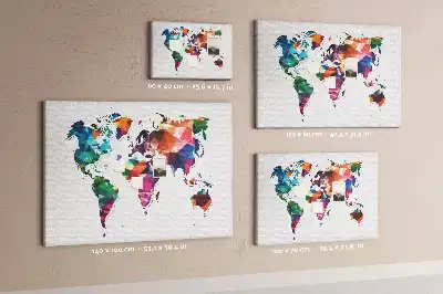Korková nástěnka Mapa světa s motivem trojúhelníků