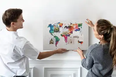 Korková nástěnka Mapa světa s motivem trojúhelníků