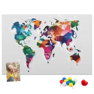 Korková nástěnka Mapa světa s motivem trojúhelníků