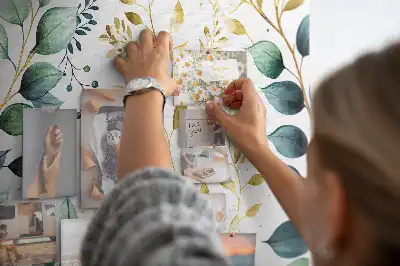 Korková nástěnka s motivem listů rostlin