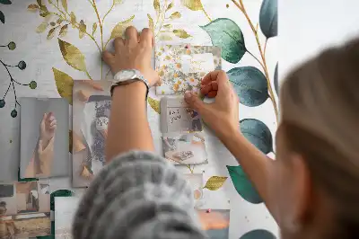 Korková nástěnka s motivem listů rostlin