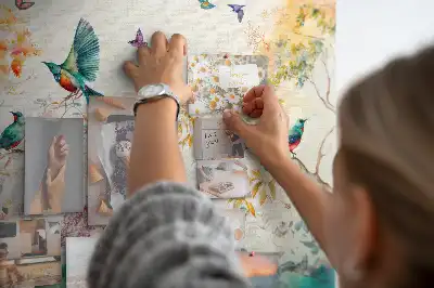 Korková nástěnka s motivem květin, ptáků a přírody