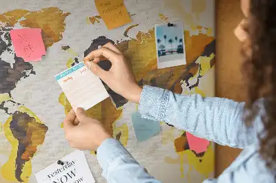 Korková nástěnka s abstraktní mapou světa