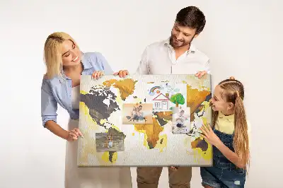 Korková nástěnka s abstraktní mapou světa