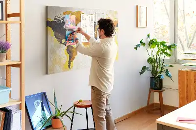 Korková nástěnka s abstraktní mapou světa