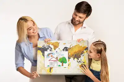 Korková nástěnka s abstraktní mapou světa