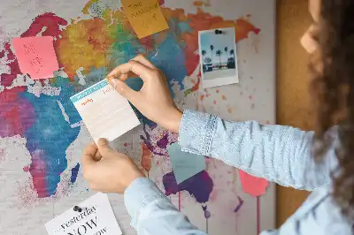 Nástěnka do dětského pokoje s motivem geografické kontinentální mapy