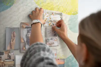 Korková nástěnka ve vzorovaném rámu