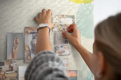 Korková nástěnka ve vzorovaném rámu