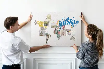 Korková nástěnka s nápisy ve tvaru mapy