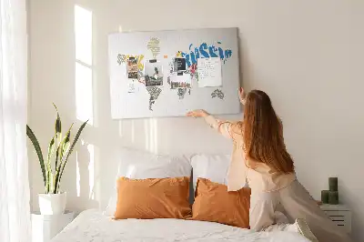 Korková nástěnka s nápisy ve tvaru mapy