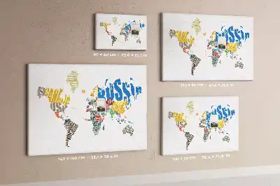 Korková nástěnka s nápisy ve tvaru mapy